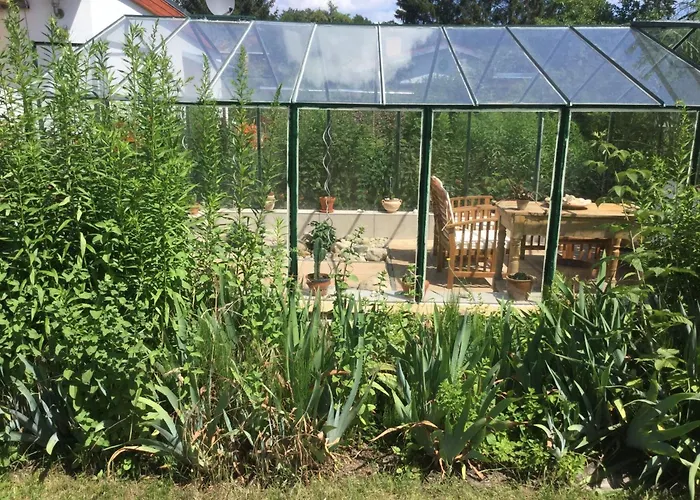 Kleines In Mit Grossem Garten By Interhome بيت للعطل